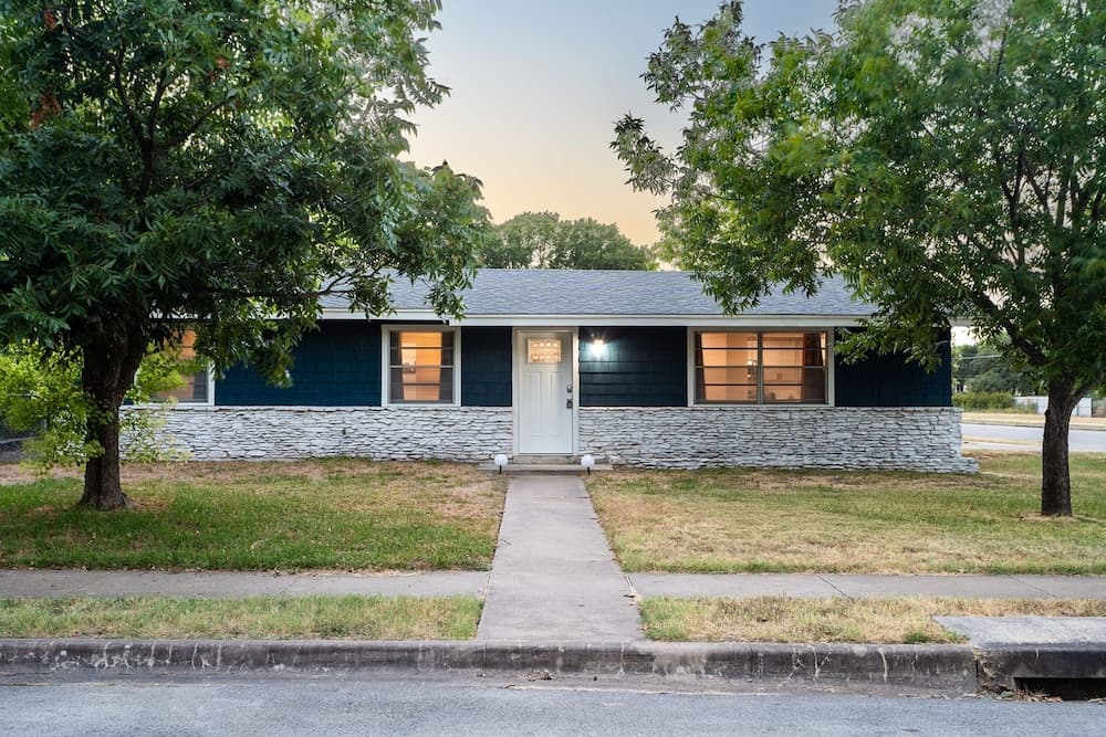 Clubhaus Corner - Image 1