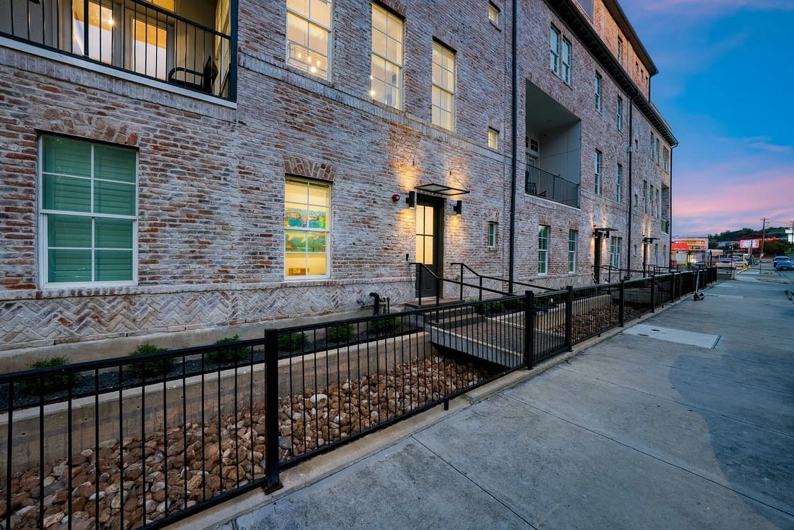 Town Lake Townhouse - Image 33