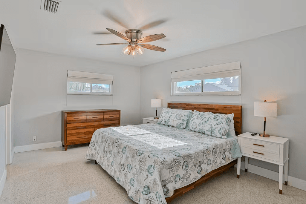 Corner by the Coast - Image 12