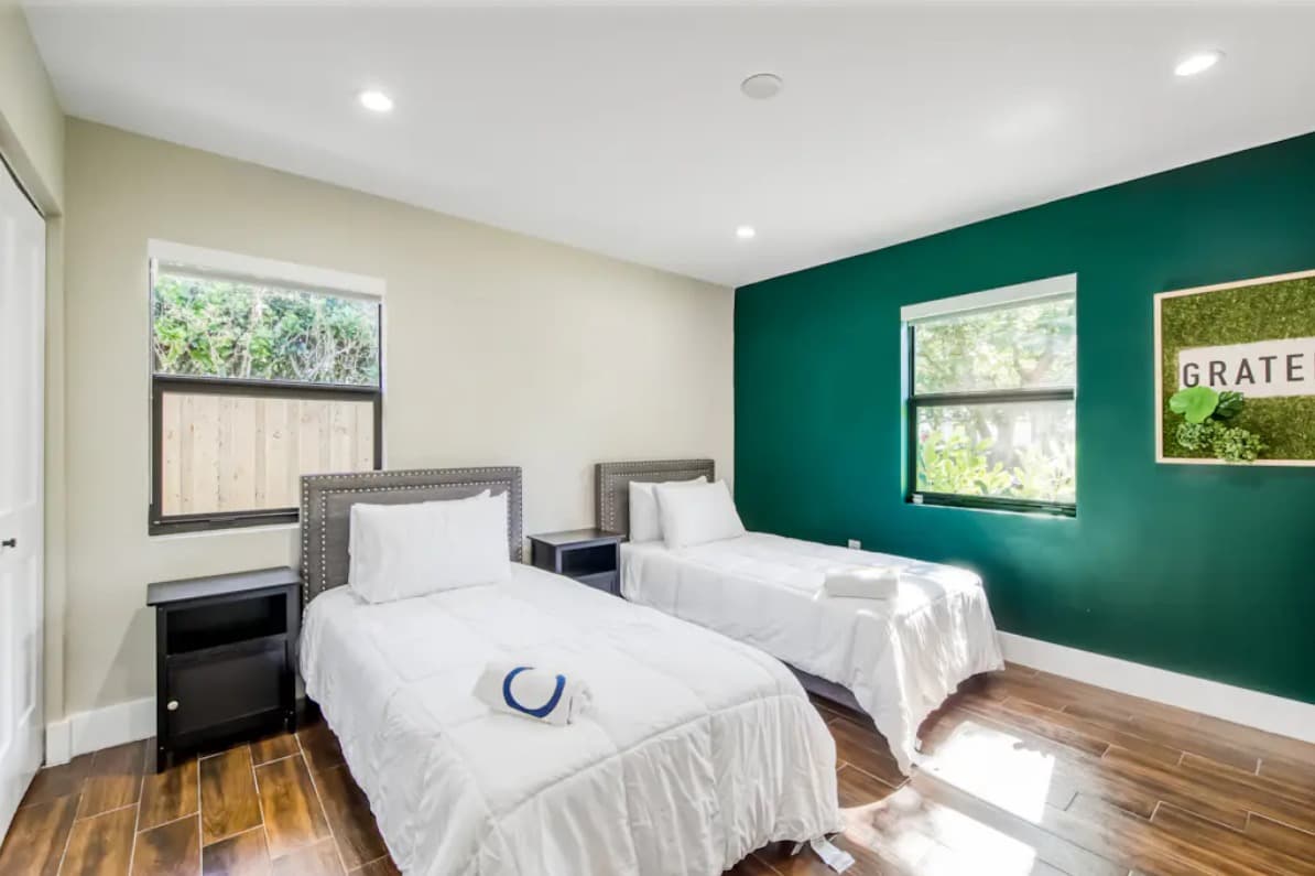 Mid-Century Modern Oasis - Image 14