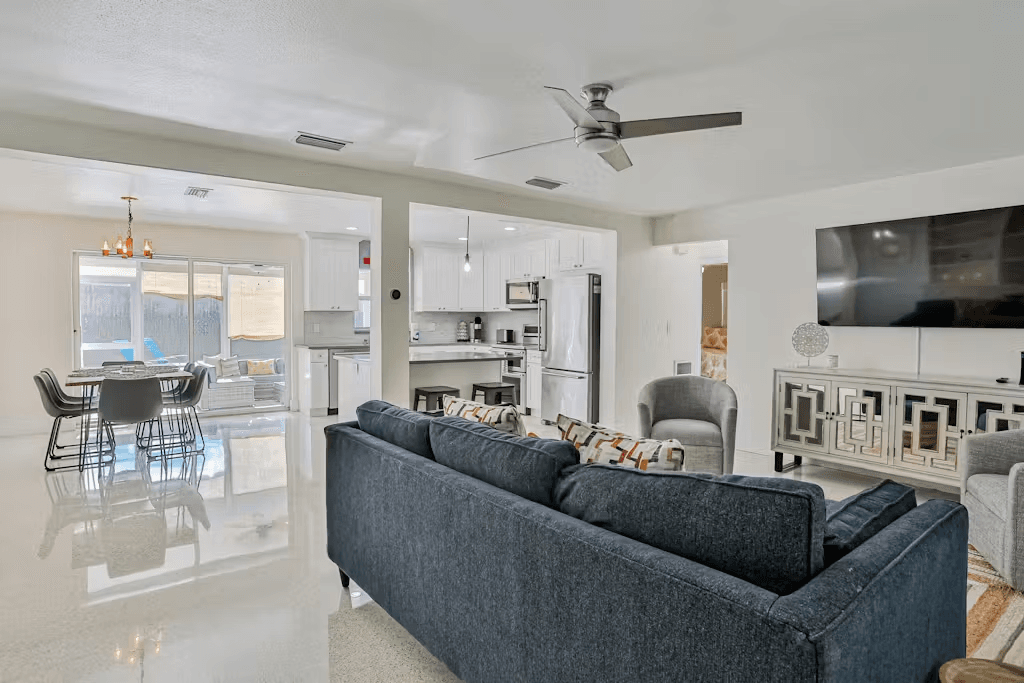 Corner by the Coast - Image 5