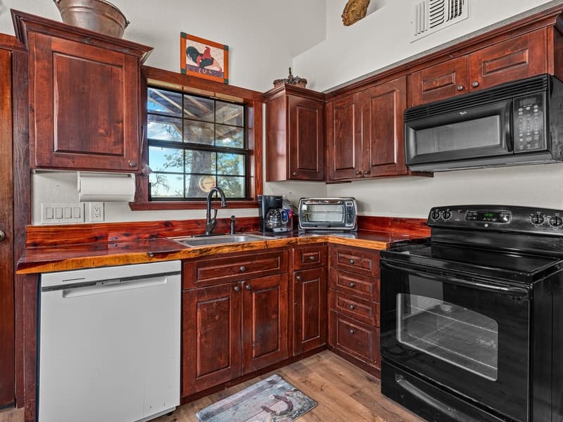 Cedar Bliss Texas Cabin - Image 6