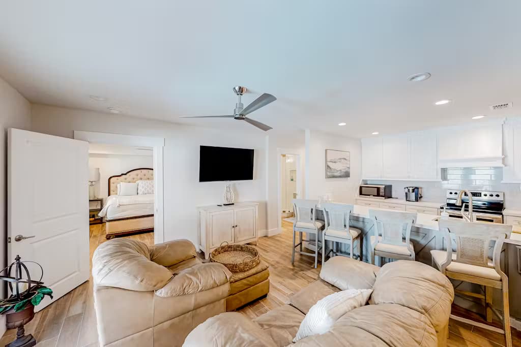 Carolyn's Beach House - Image 1