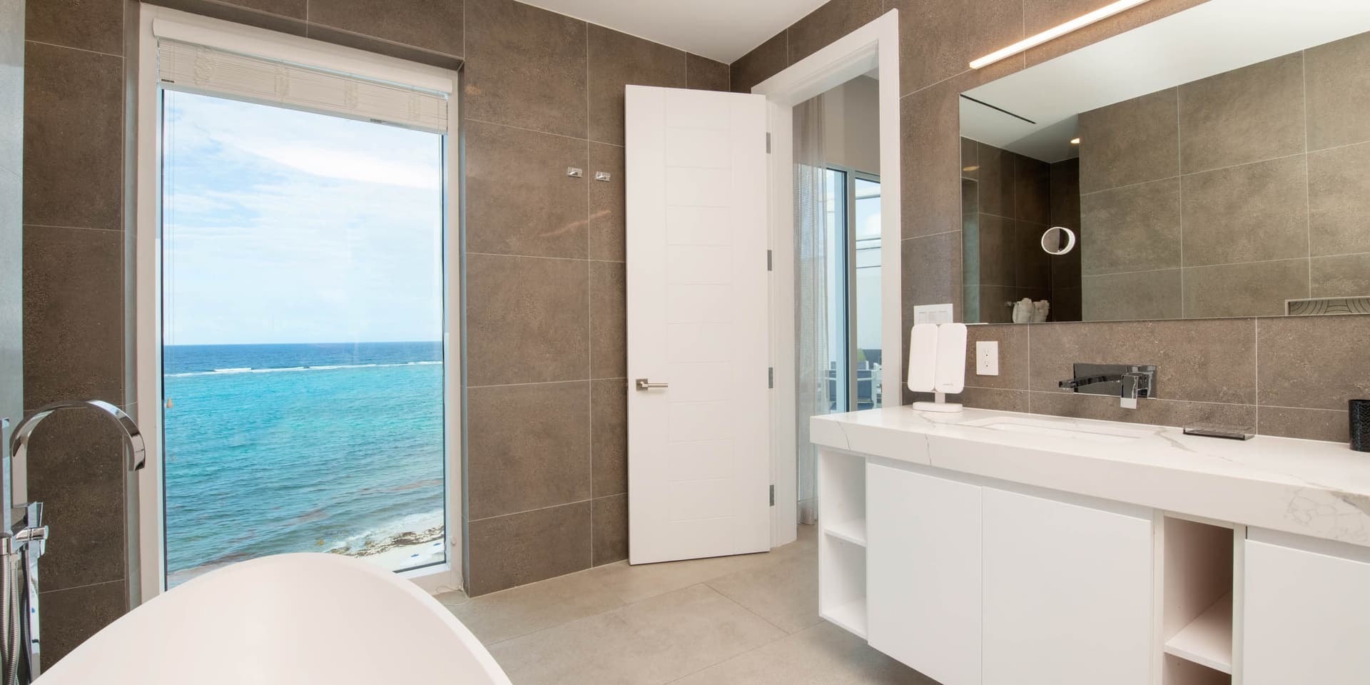 Seabreeze Penthouse Haven - Image 11