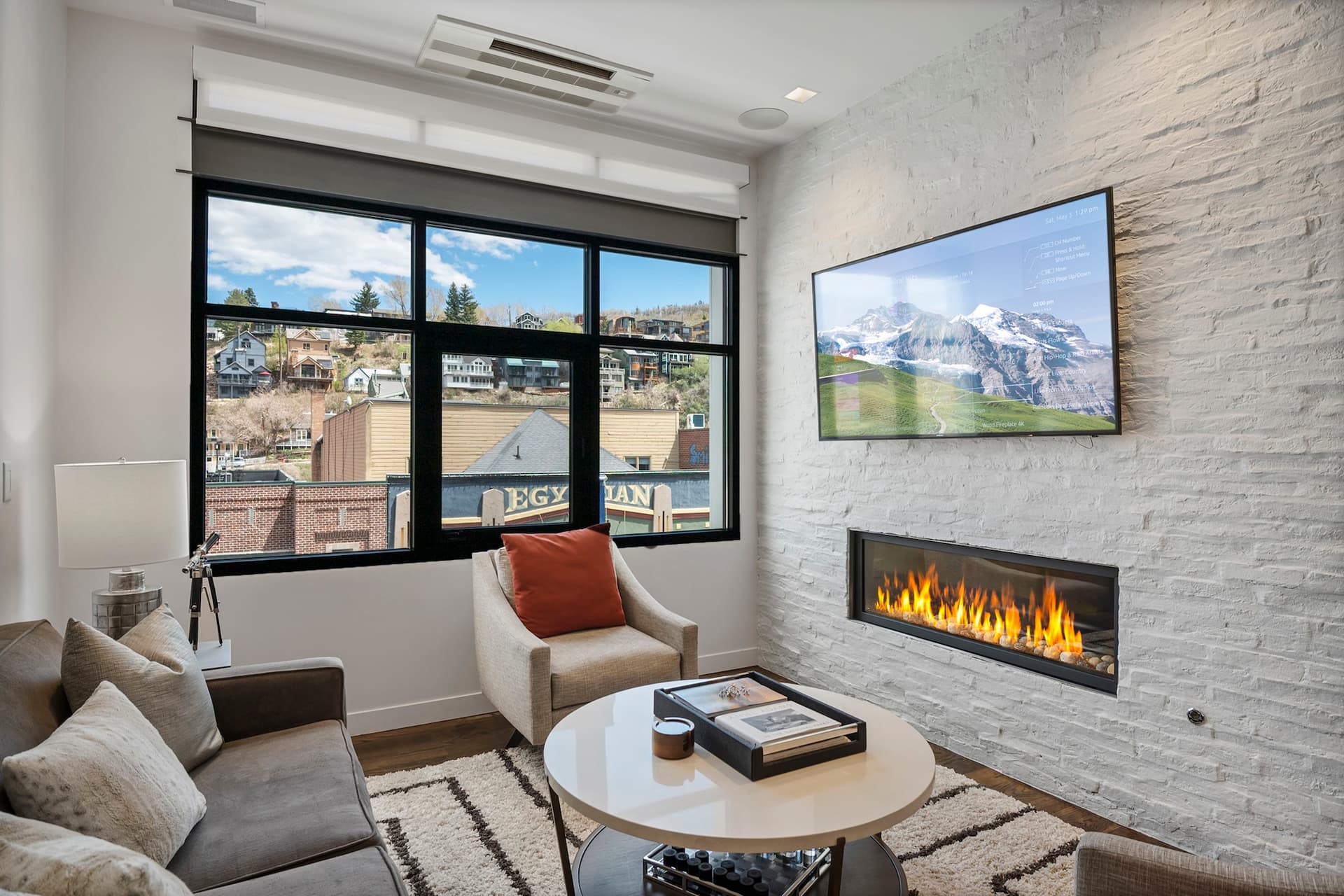 Mountain Luxe Retreat on Main - Image 1