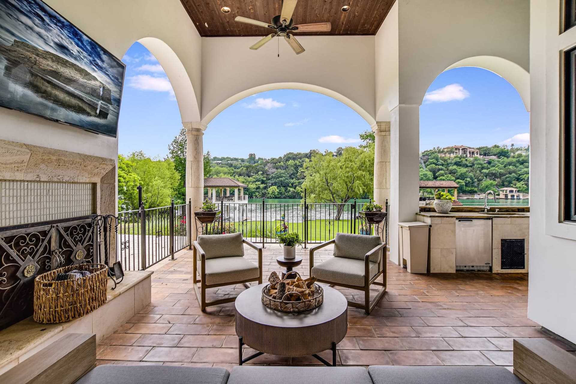 Autograph on Lake Austin - Image 35