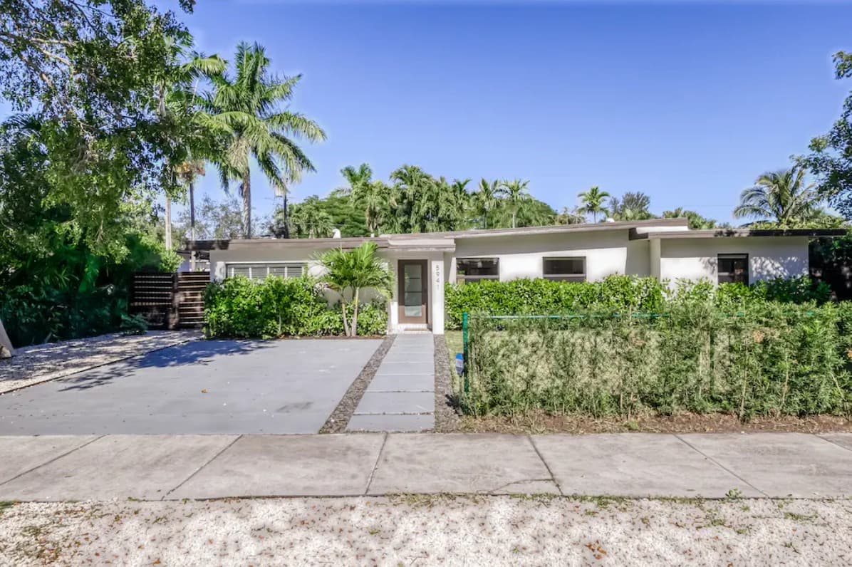 Mid-Century Modern Oasis - Image 17