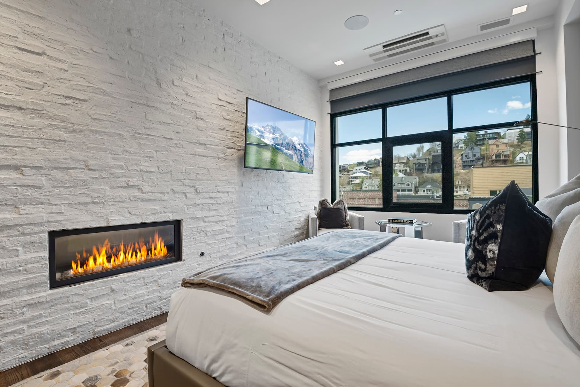 Mountain Luxe Retreat on Main - Image 9