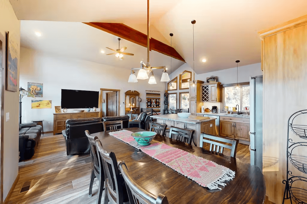 Lakefront Marvel - Image 13