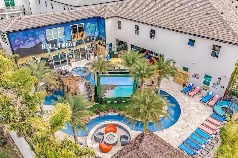 Hollywood Themed Mansion - Image 1