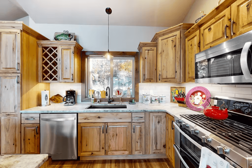 Lakefront Marvel - Image 17