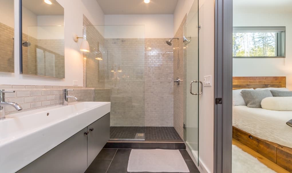 Lake Cabin #11 - Image 16