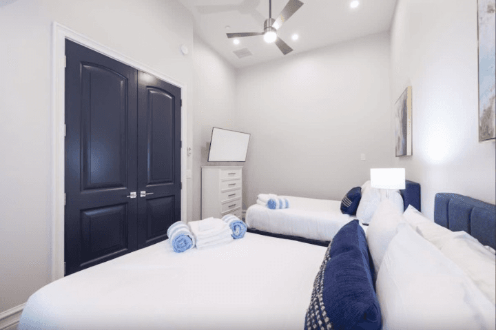 Estate on Shea - Image 26