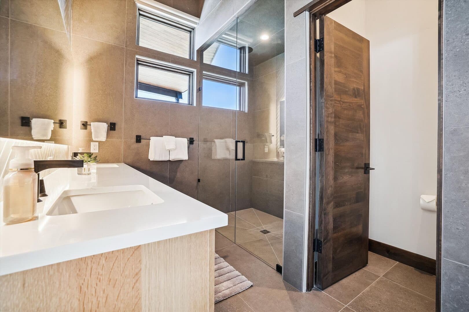 Modern View Manor - Image 25