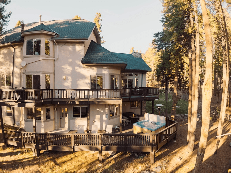Lakeshore Luxury Chalet - Image 2