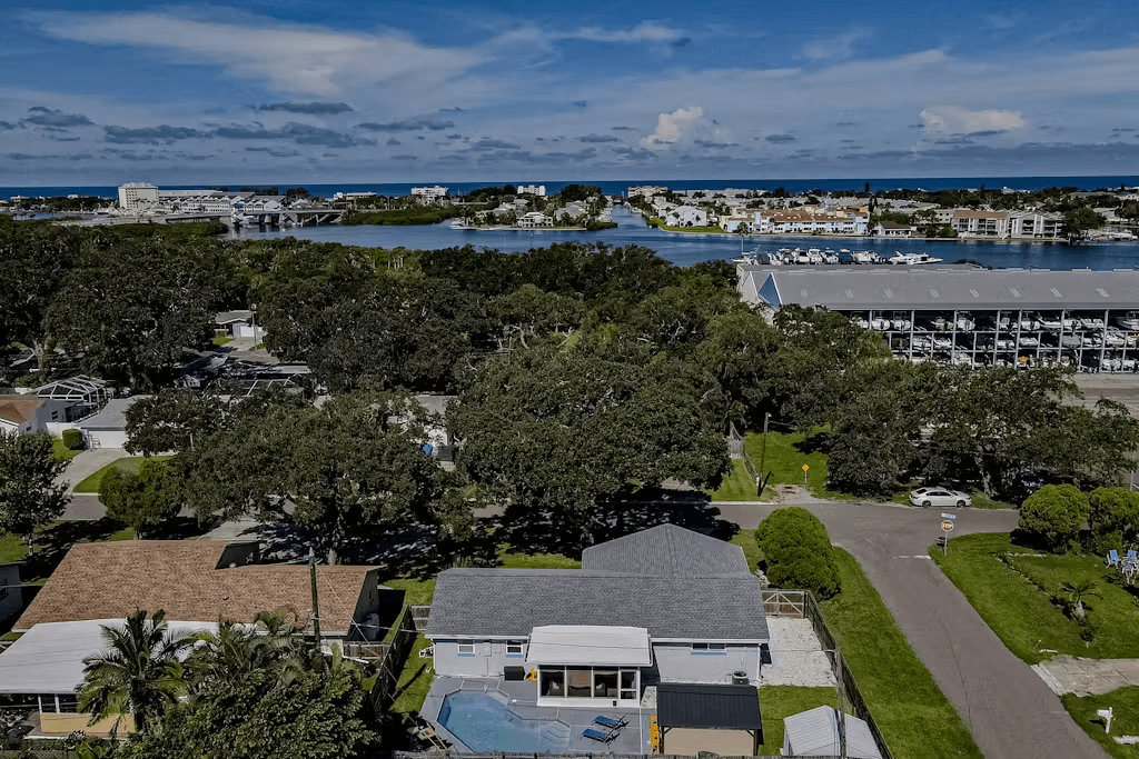 Corner by the Coast - Image 30