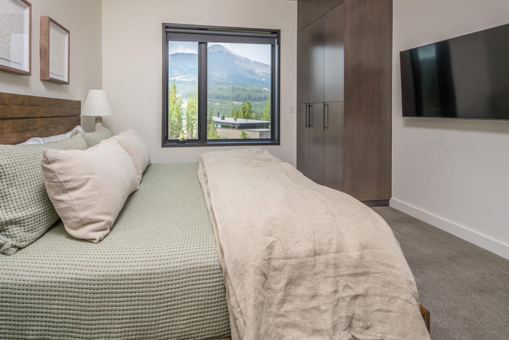 Rustic Madison Lakelodge - Image 20