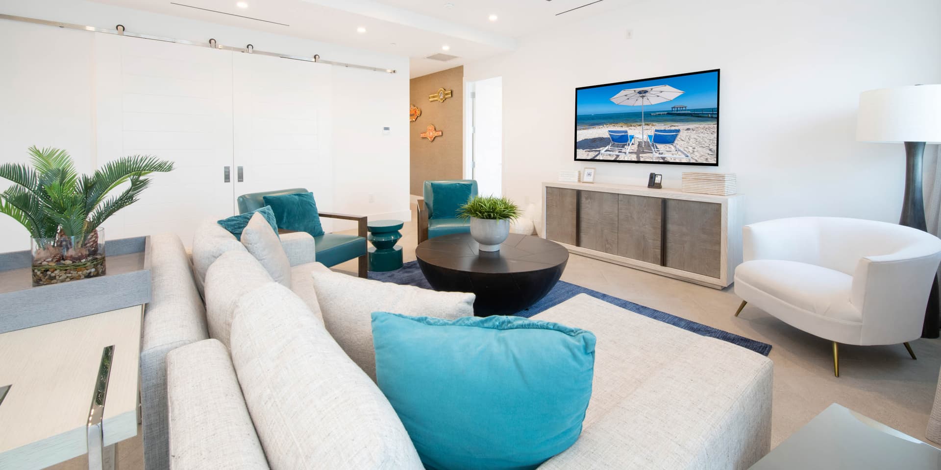 Seabreeze Penthouse Haven - Image 13