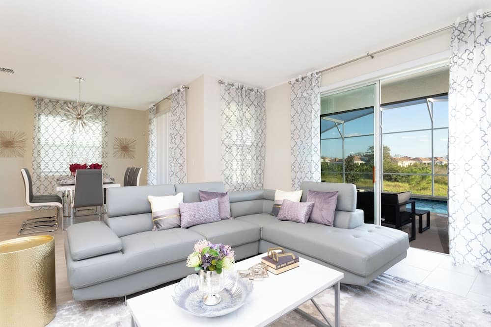 Crystal Waters Manor - Image 2