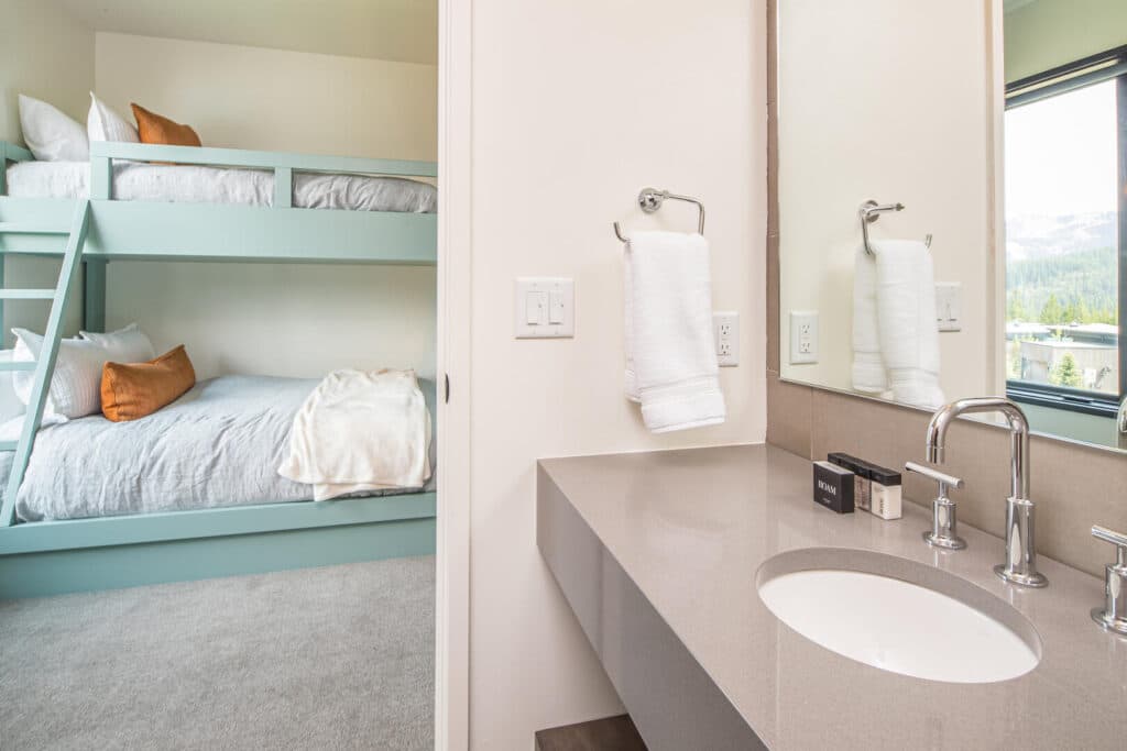 Rustic Madison Lakelodge - Image 16