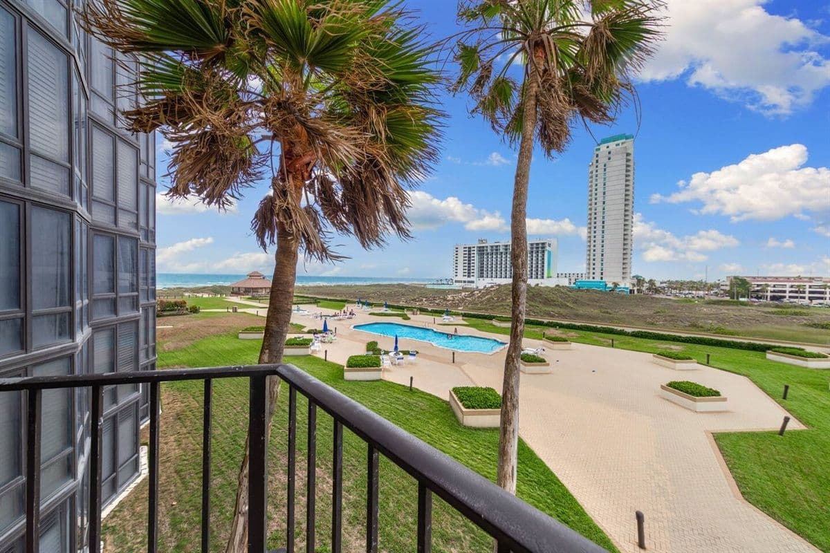 Bridgepoint Residence - Image 40