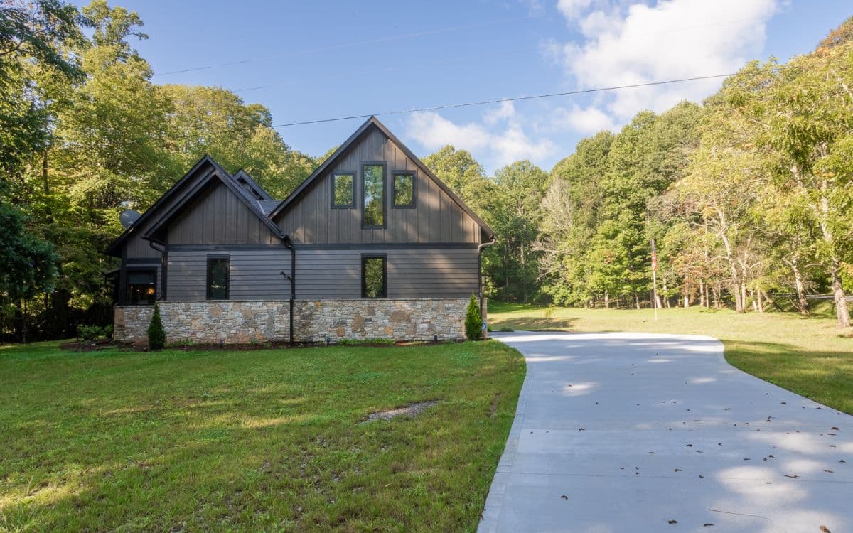 Modern Mountain Creekhouse - Image 49