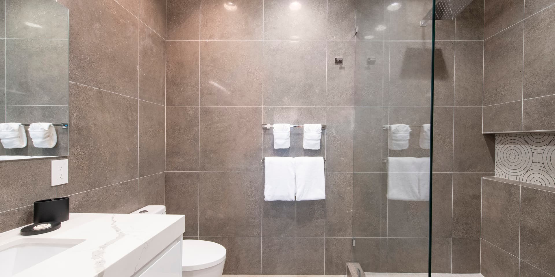 Azure Breeze Haven - Image 16