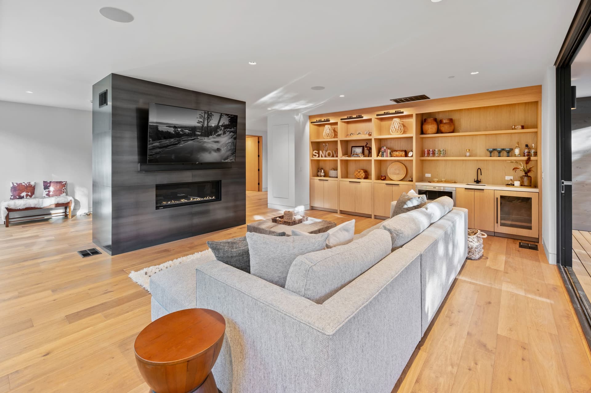 Modern Creekside Retreat - Image 9