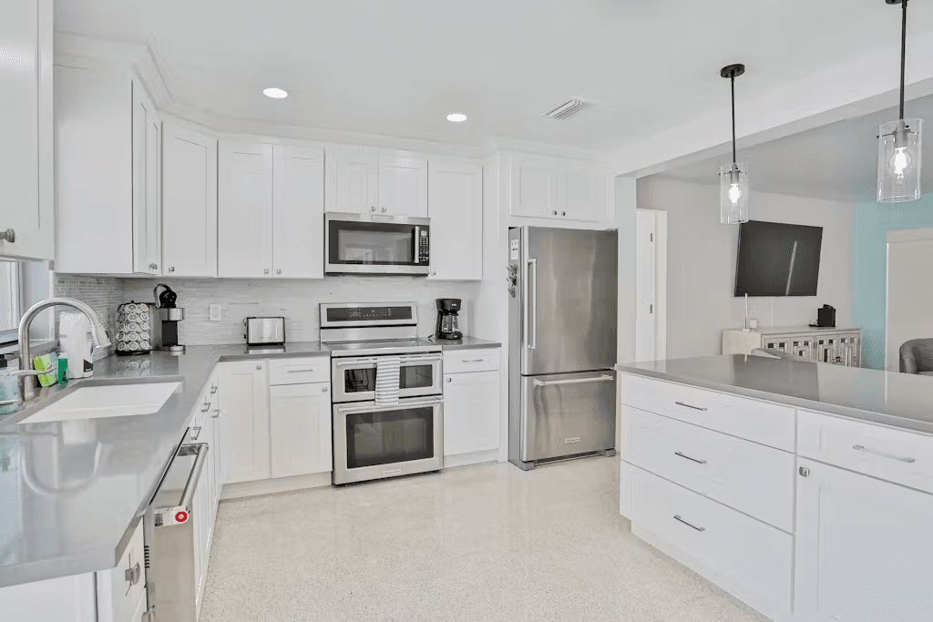 Corner by the Coast - Image 8