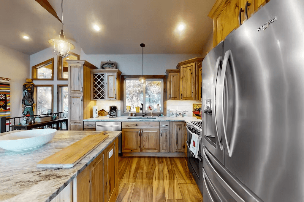 Lakefront Marvel - Image 15