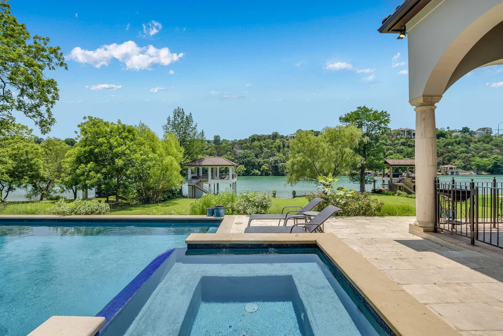 Autograph on Lake Austin - Image 40