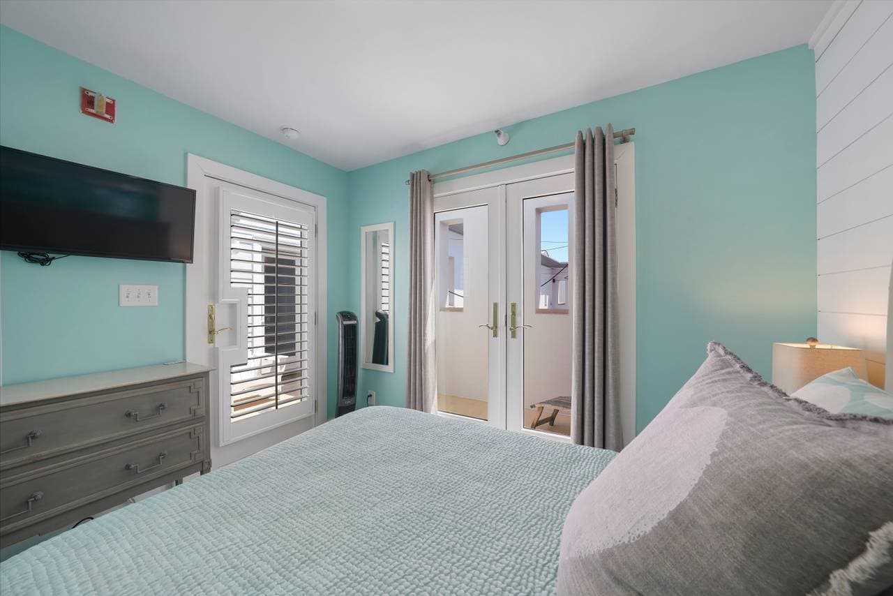 Above The Crowd Home - Image 23