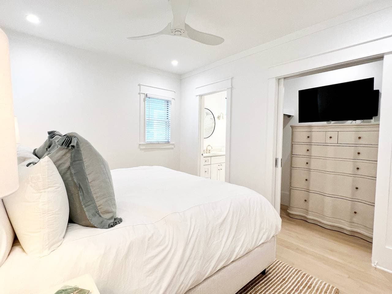 Toes in the Water Home - Image 11