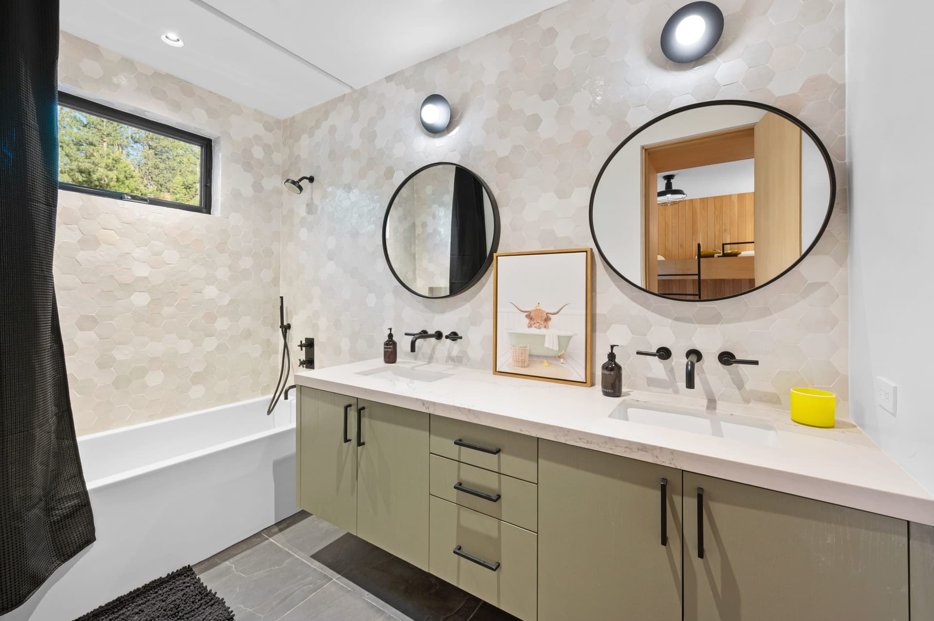 Modern Creekside Retreat - Image 23