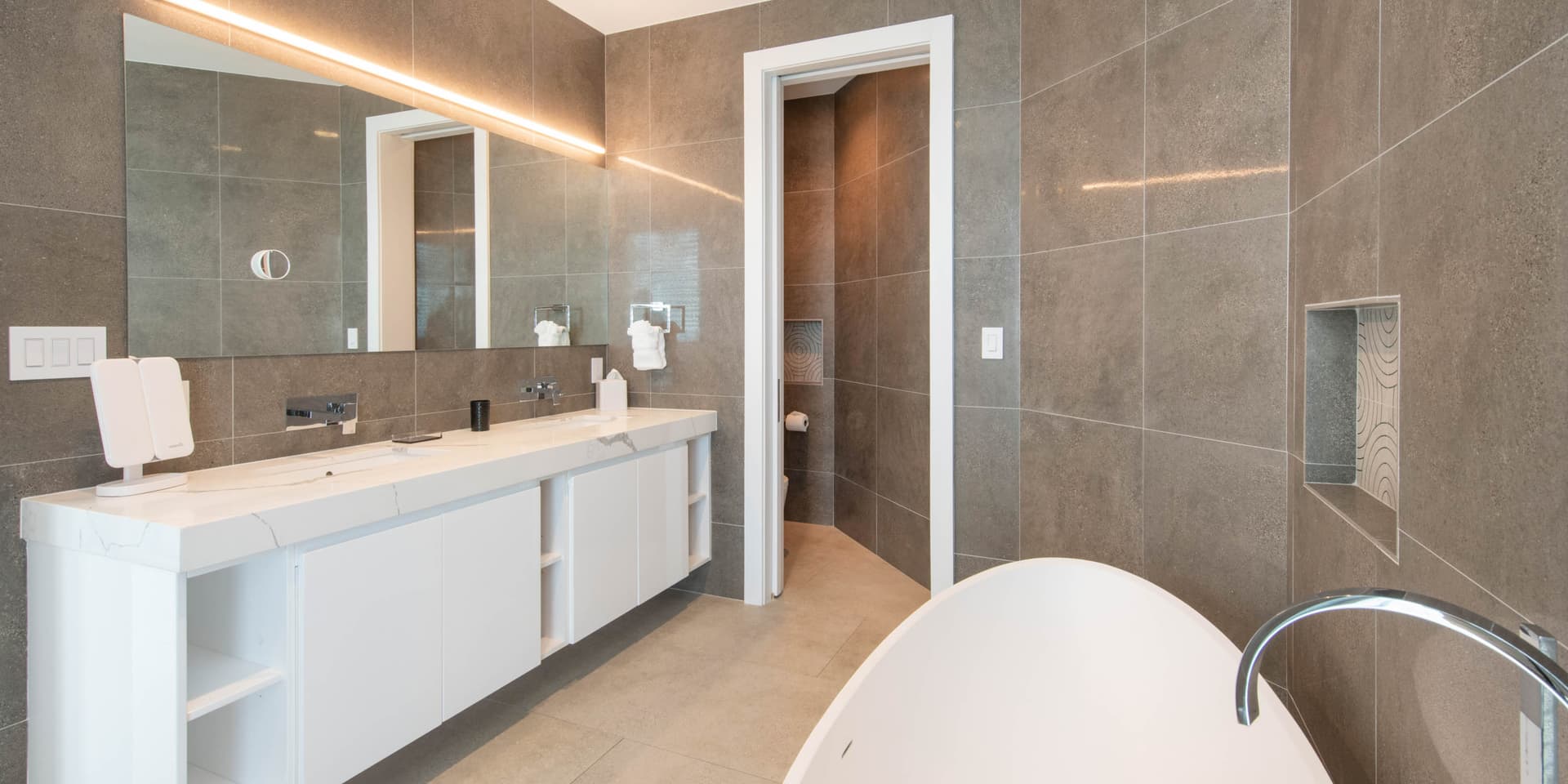 Seabreeze Penthouse Haven - Image 12