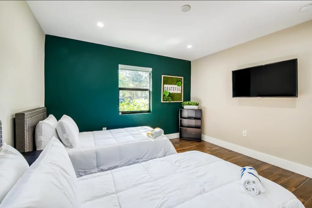 Mid-Century Modern Oasis - Image 15