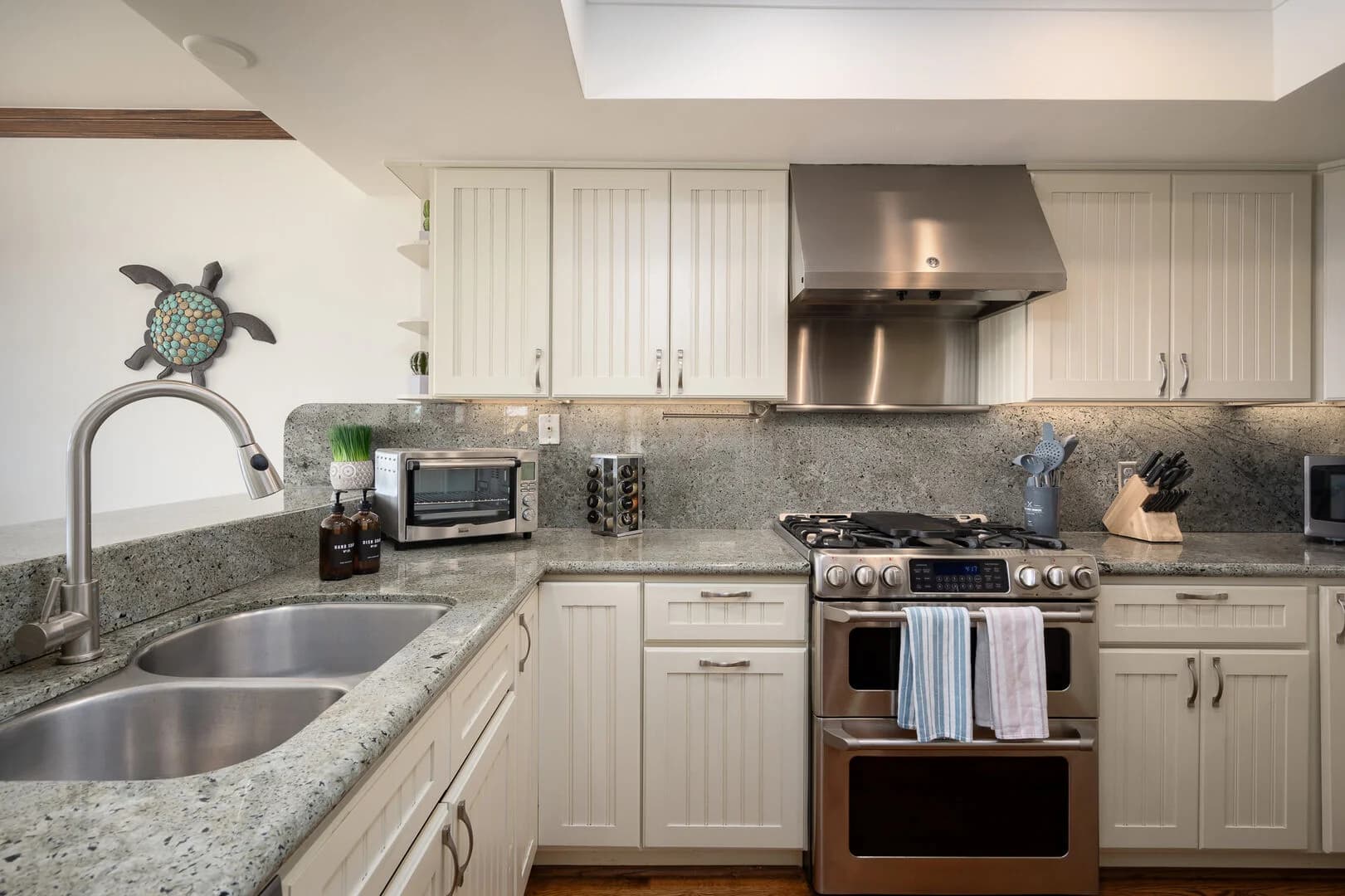 Seaside Serenity Haven - Image 30