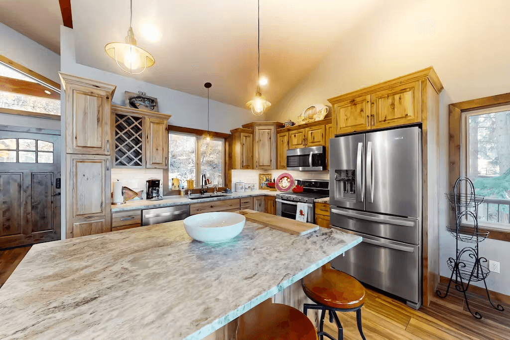 Lakefront Marvel - Image 14