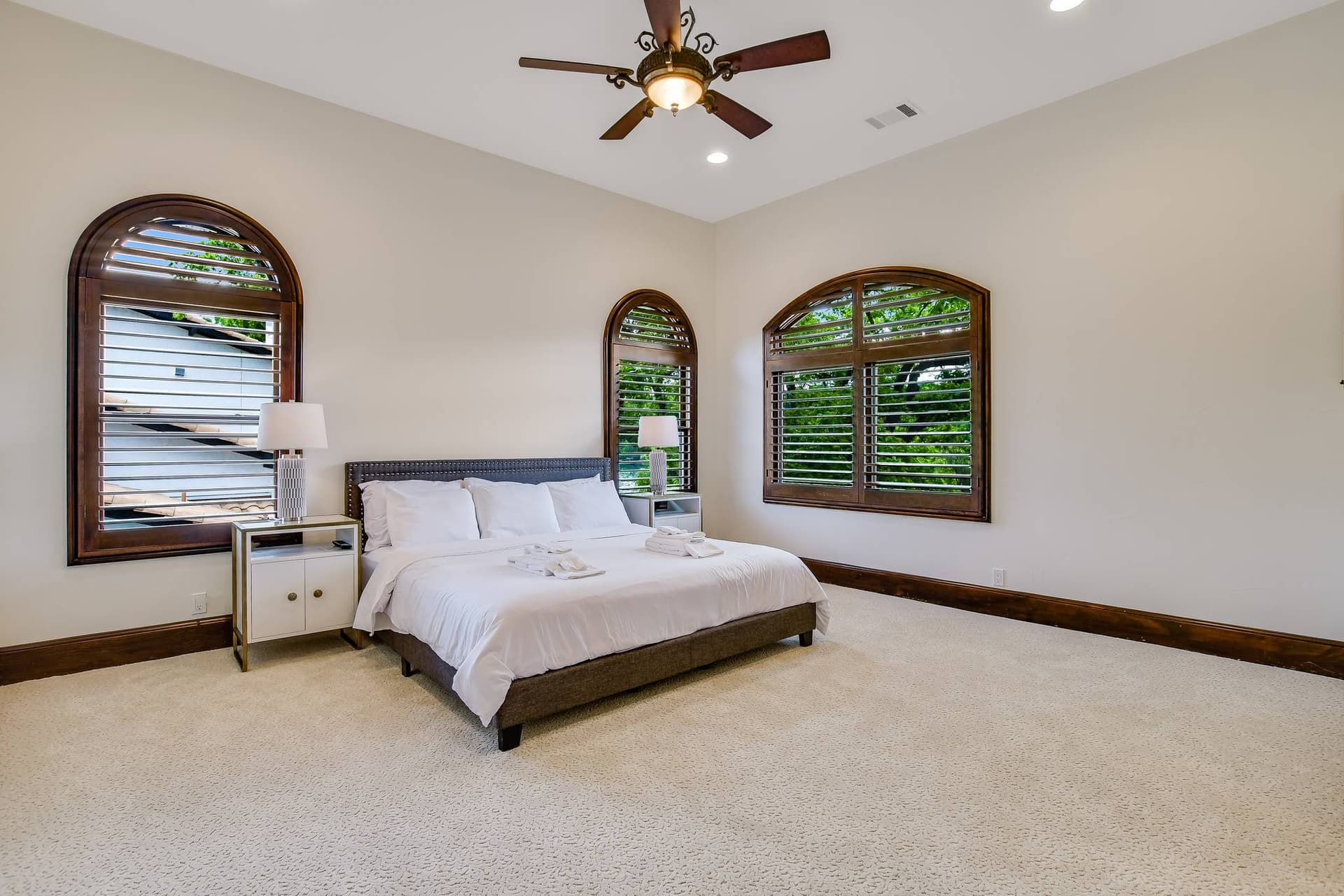 Autograph on Lake Austin - Image 24