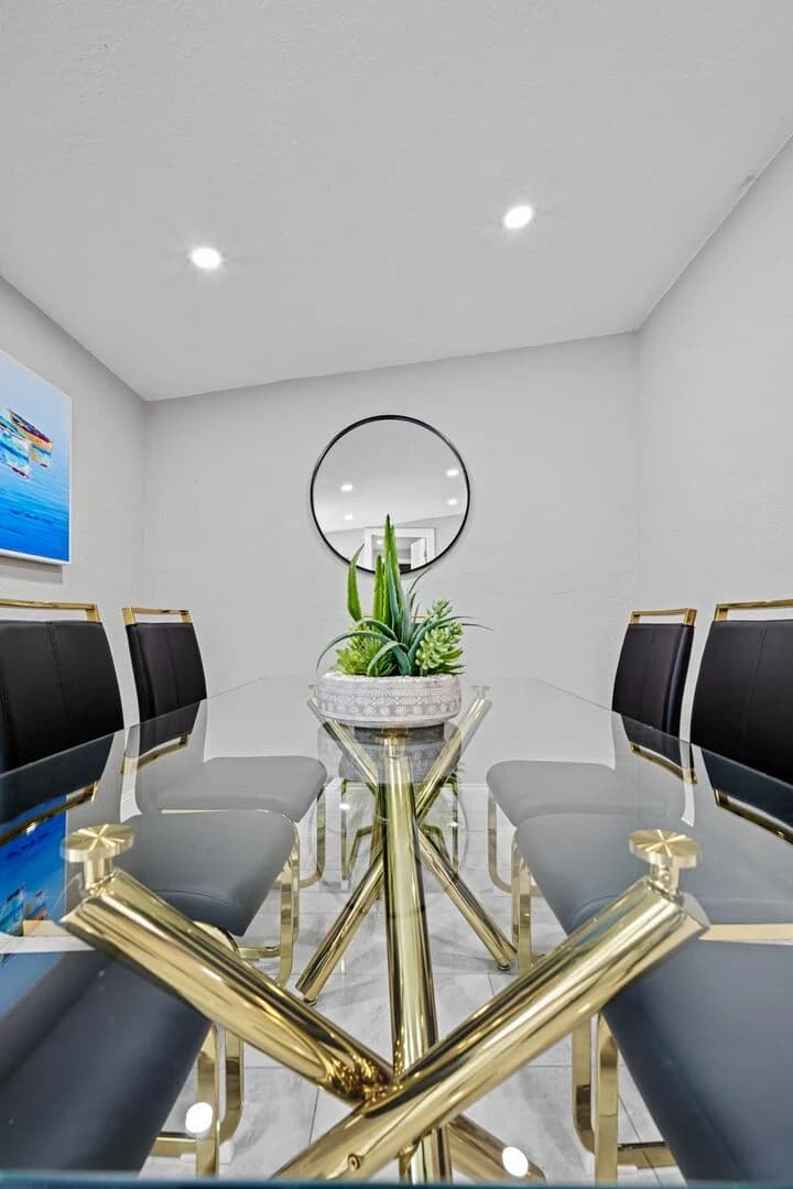 Wilton Manor - Image 11