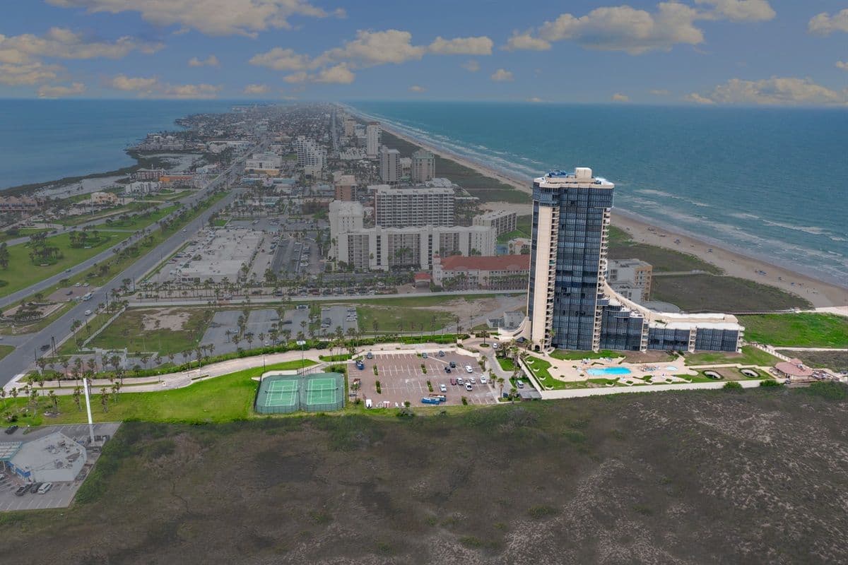 Bridgepoint Residence - Image 44