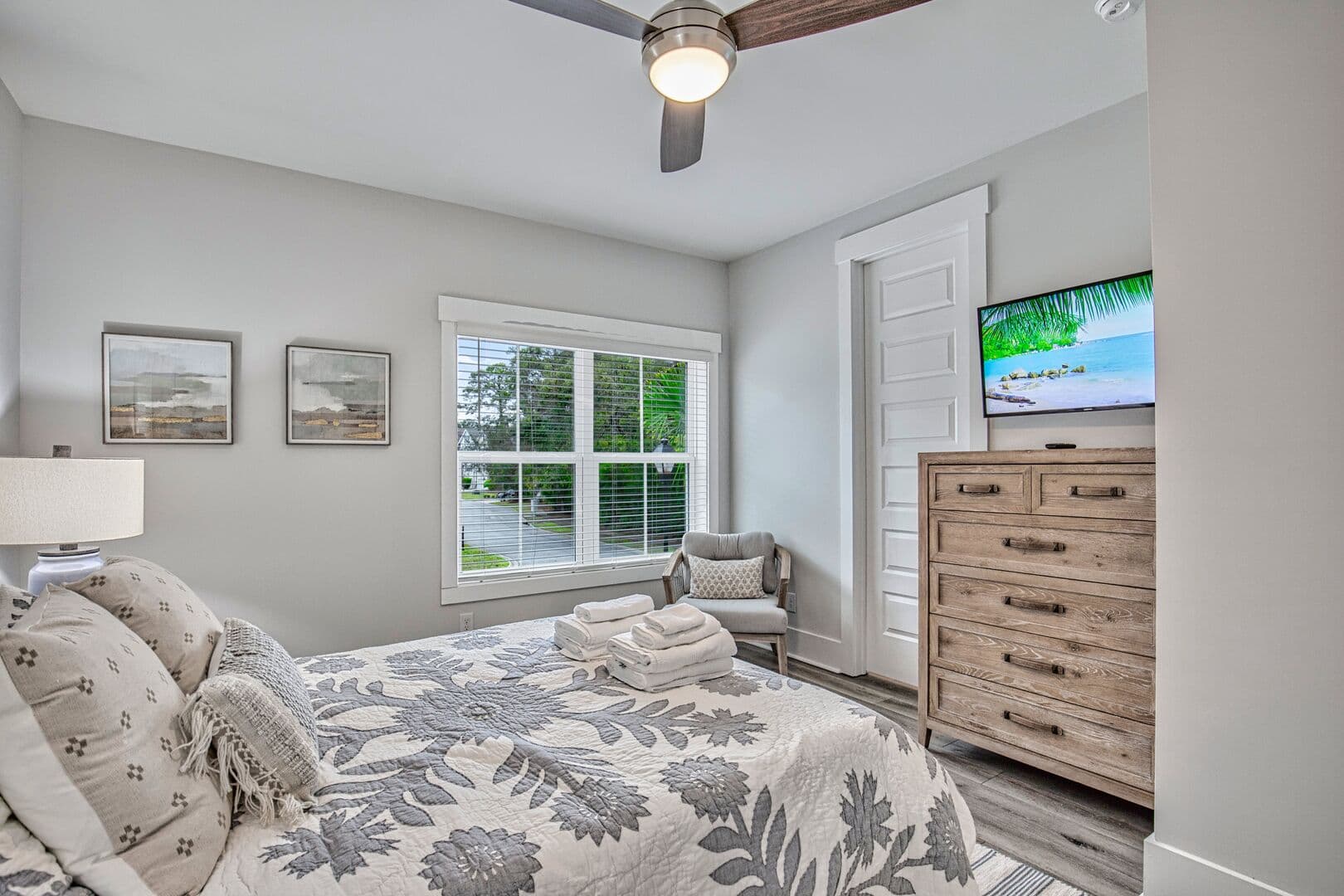 Tip Toe to the Beach - Image 7