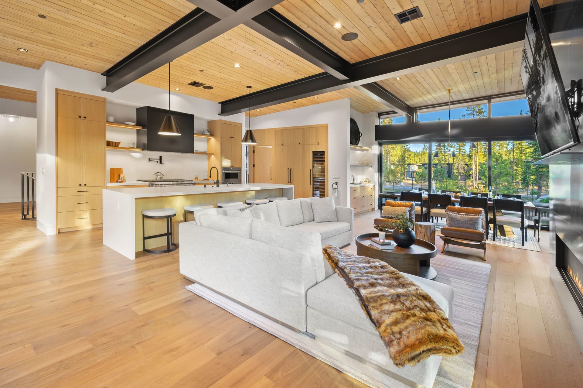 Modern Creekside Retreat - Image 4