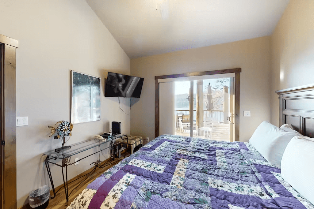 Lakefront Marvel - Image 19