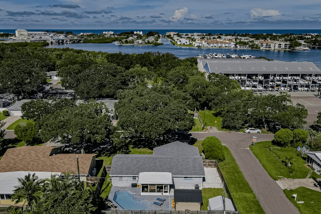 Corner by the Coast - Image 29