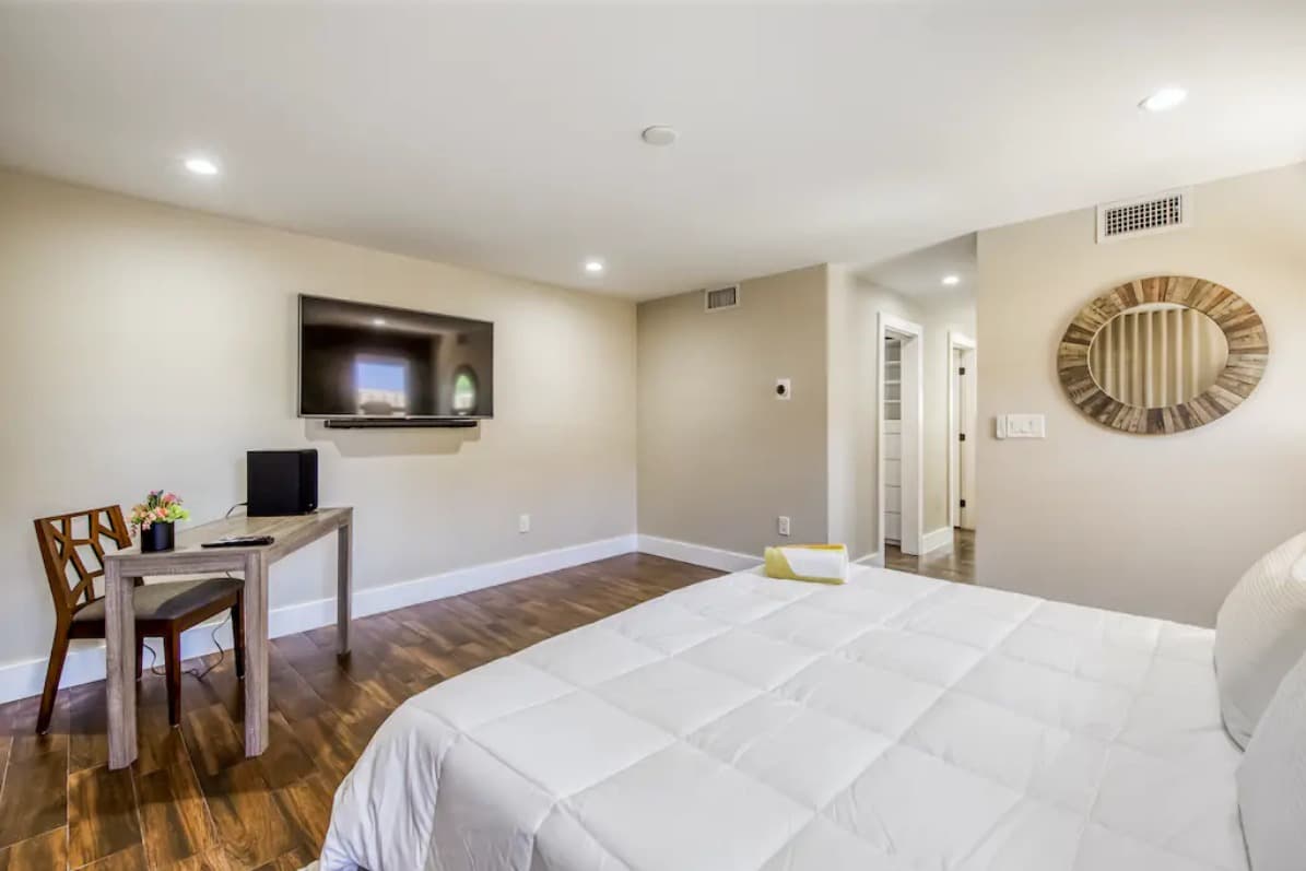 Mid-Century Modern Oasis - Image 9