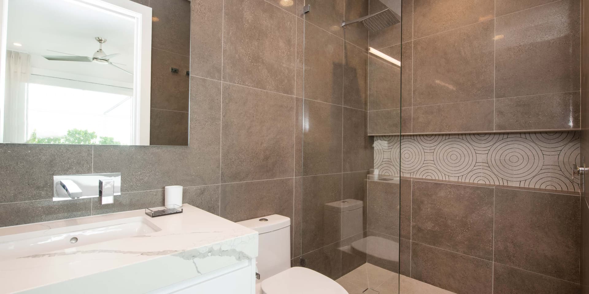 Seabreeze Penthouse Haven - Image 24