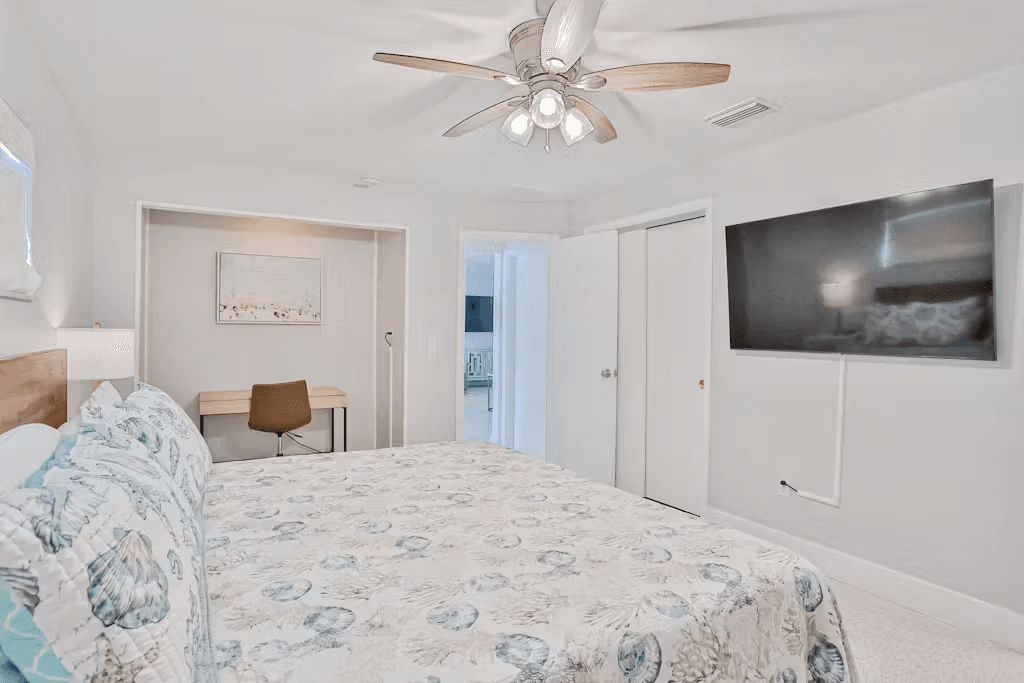 Corner by the Coast - Image 13