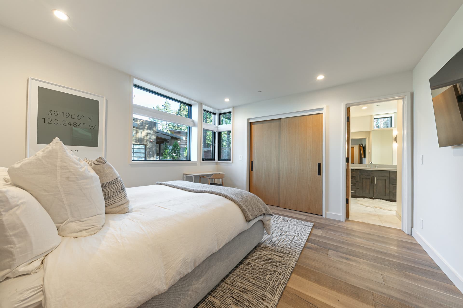 Aerial Grace Lakeside Retreat - Image 15