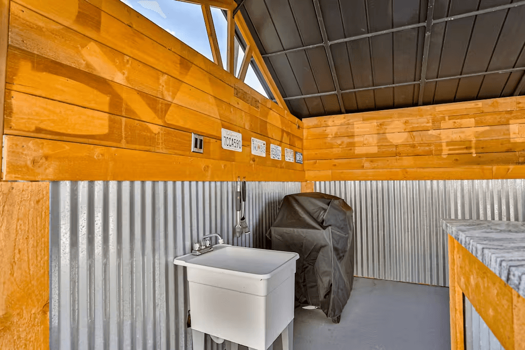 Corner by the Coast - Image 24